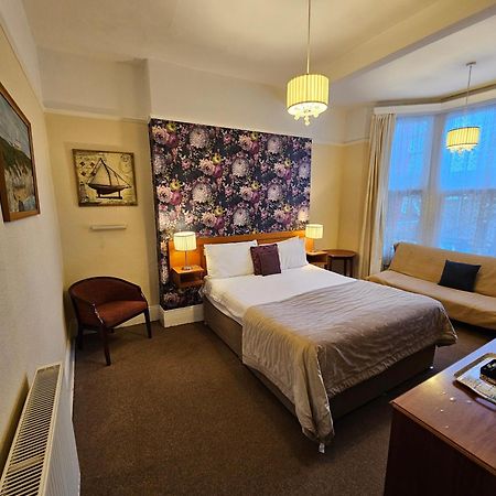 Rivelyn Hotel Bar & Restaurant Скарбъро Екстериор снимка