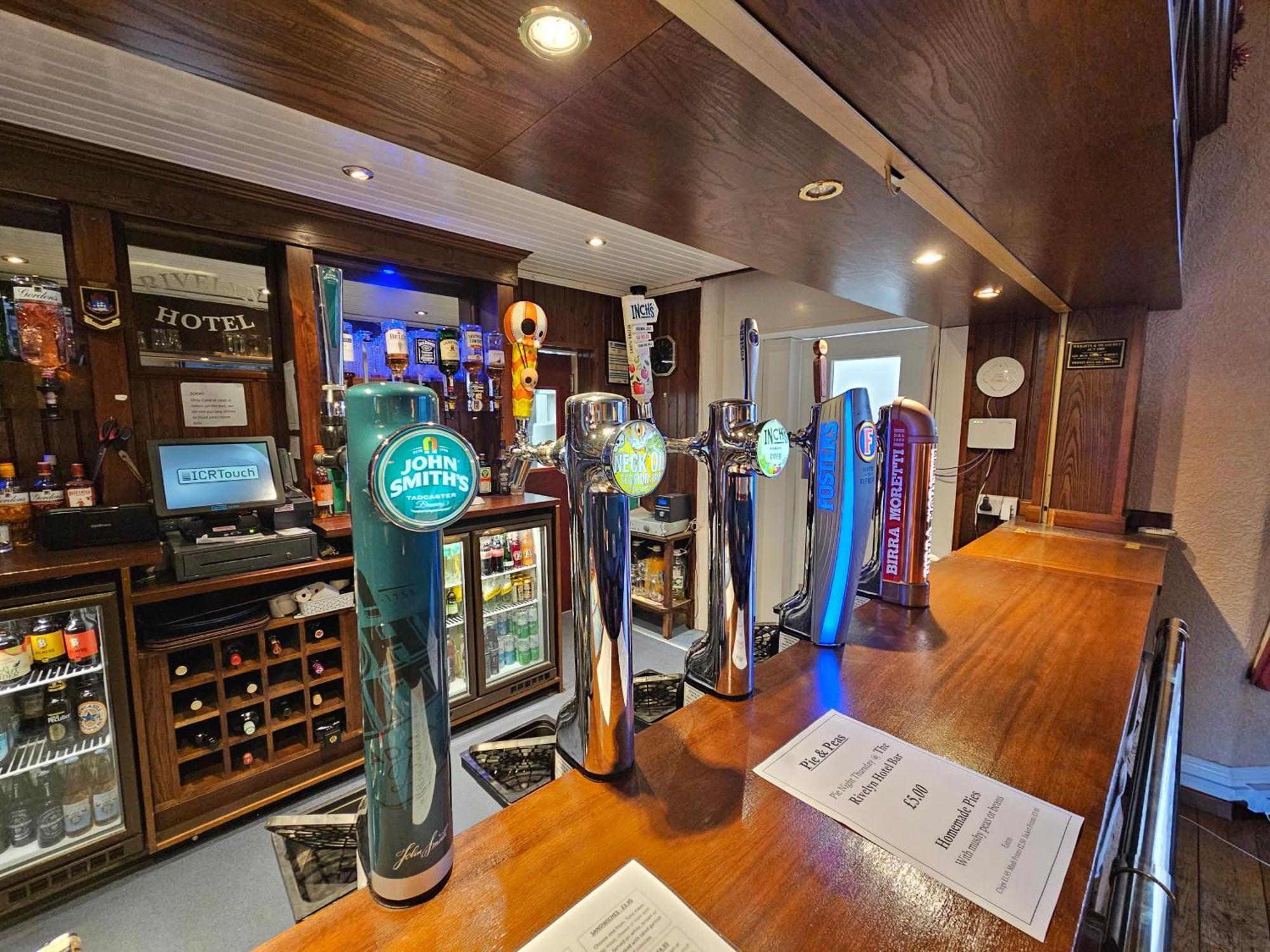 Rivelyn Hotel Bar & Restaurant Скарбъро Екстериор снимка