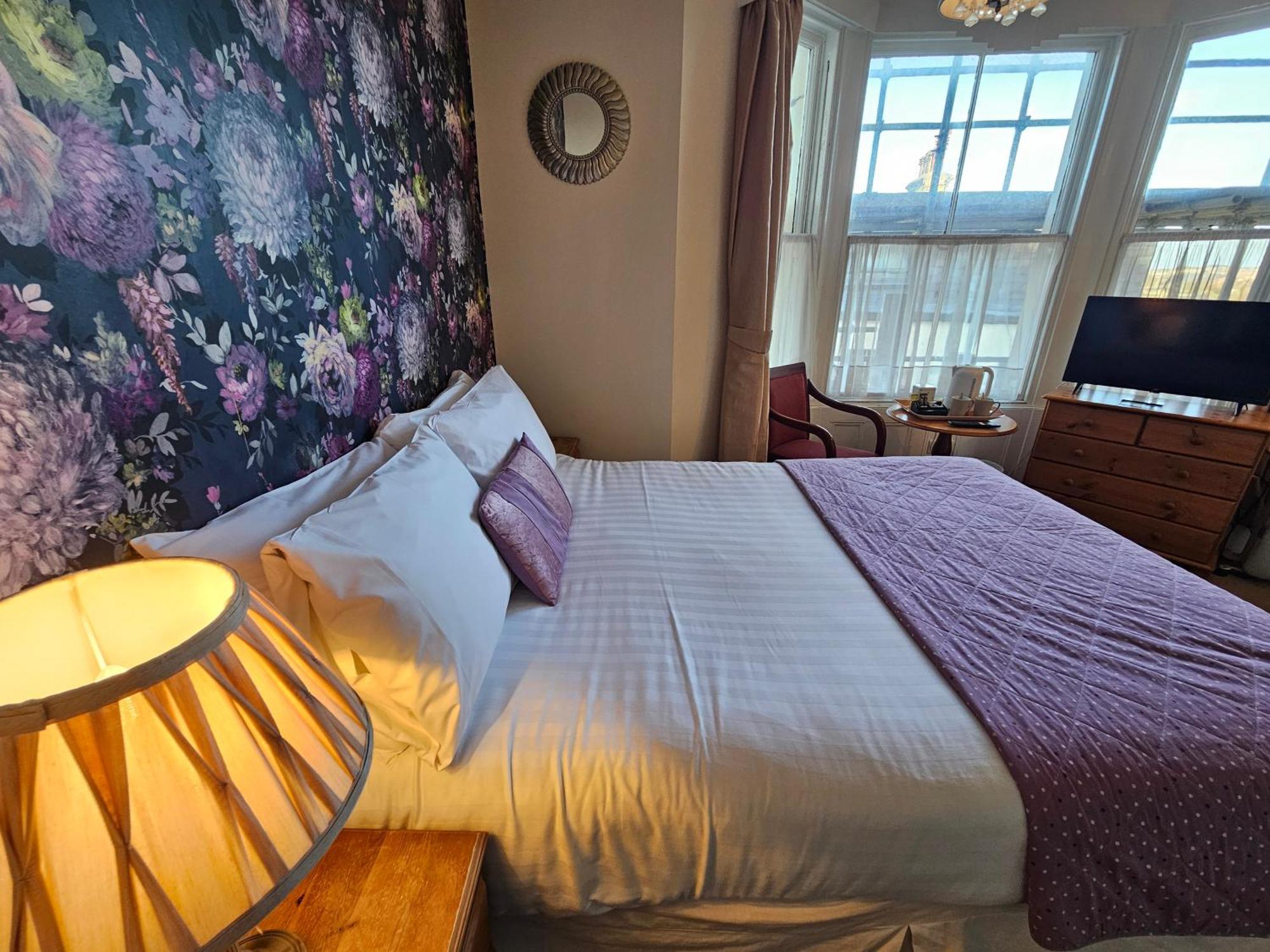 Rivelyn Hotel Bar & Restaurant Скарбъро Екстериор снимка