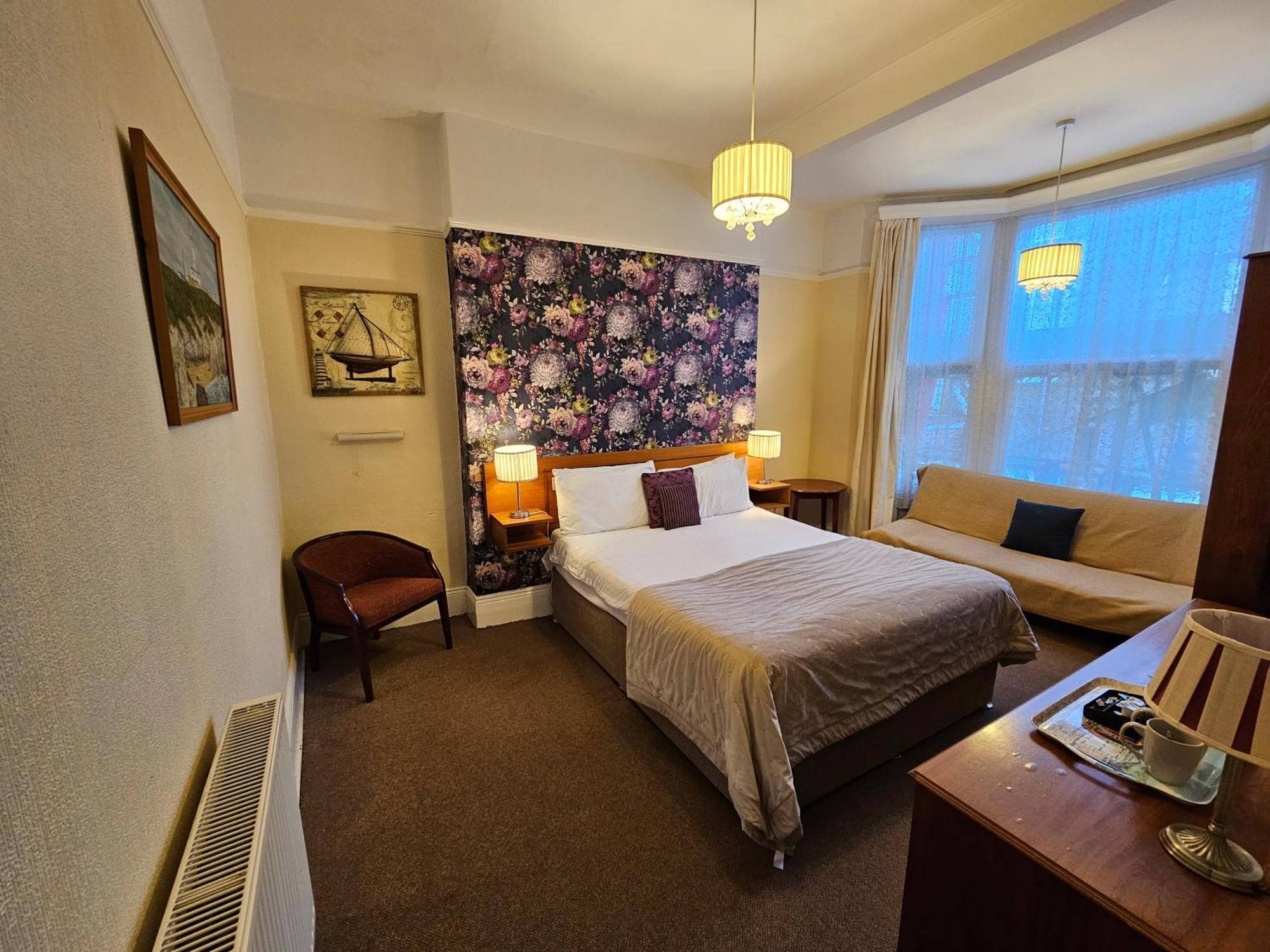 Rivelyn Hotel Bar & Restaurant Скарбъро Екстериор снимка